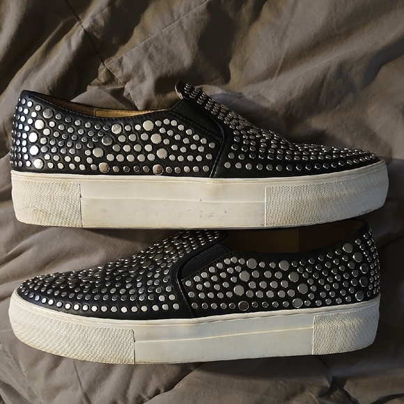 Vince Camuto womens 8 bkack leather silver studded slip on EUC - Picture 4 of 5